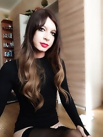 T-girl babe is getting undressed on cam